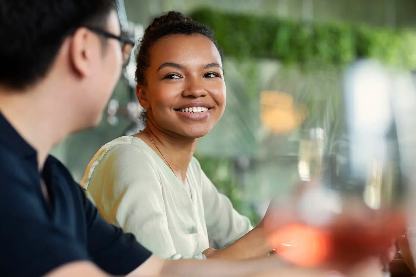 Крупный план друзей, улыбающихся вместе.