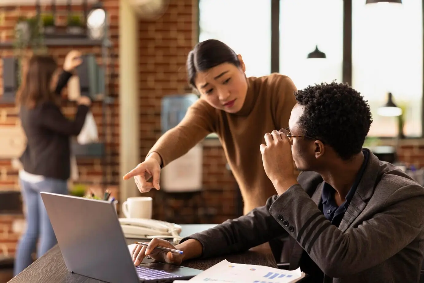 Сотрудники стартапа просматривают отчеты